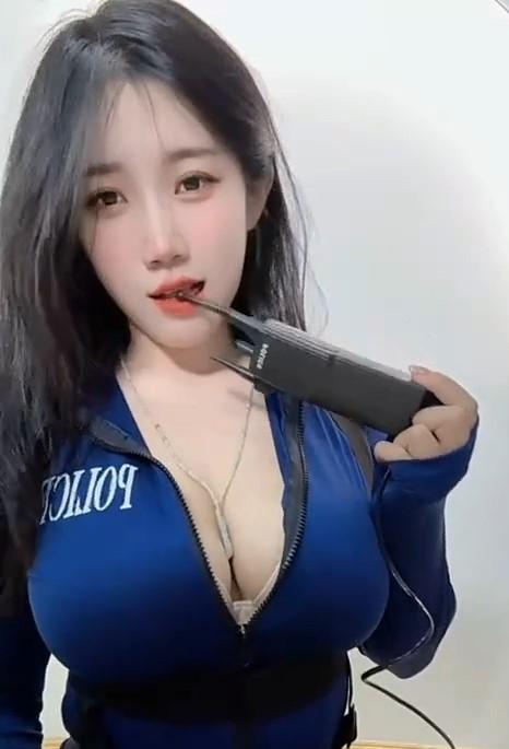 抖音网红于丰霖宝藏图最新福利视频6分多钟热辣制服在线播放